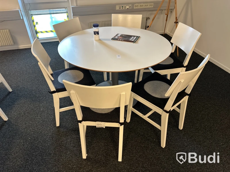 Runt matbord diameter ca 120 cm med 6 stolar