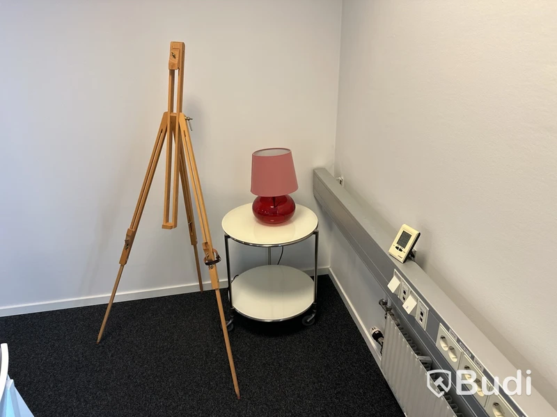 Runt litet bord diam 50 h 60 cm ett Stafli i trä