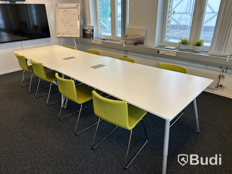 Konferensbord 2 st 195 x 110 cm 8 stolar Ikea Bernhard, golvlampa, bälädderblock, grön lampa