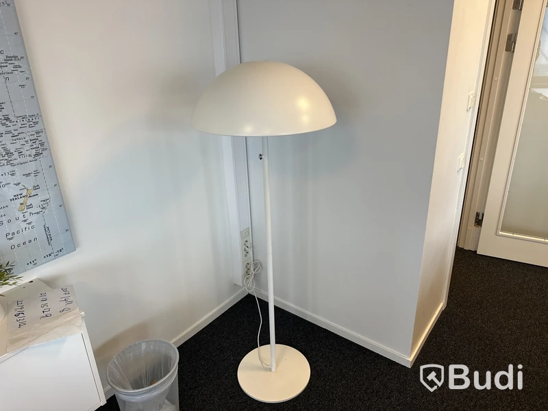 Konferensbord 2 st 195 x 110 cm 8 stolar Ikea Bernhard, golvlampa, bälädderblock, grön lampa