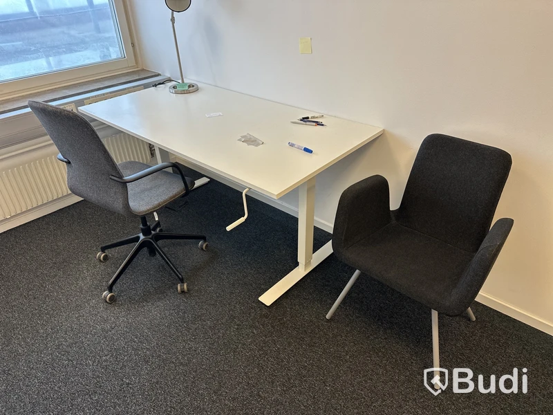 Arbetsplats vevbar höjning manuellt av bord med stol, besöksstol, lampa, skåp