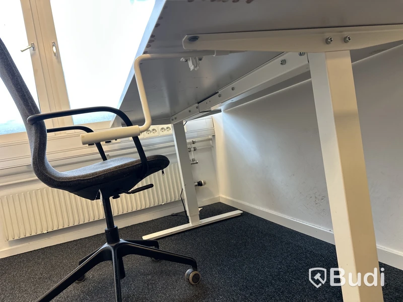 Arbetsplats vevbar höjning manuellt av bord med stol, besöksstol, lampa, skåp