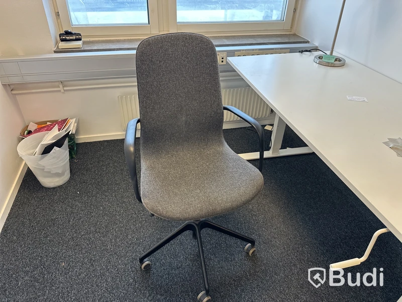 Arbetsplats vevbar höjning manuellt av bord med stol, besöksstol, lampa, skåp