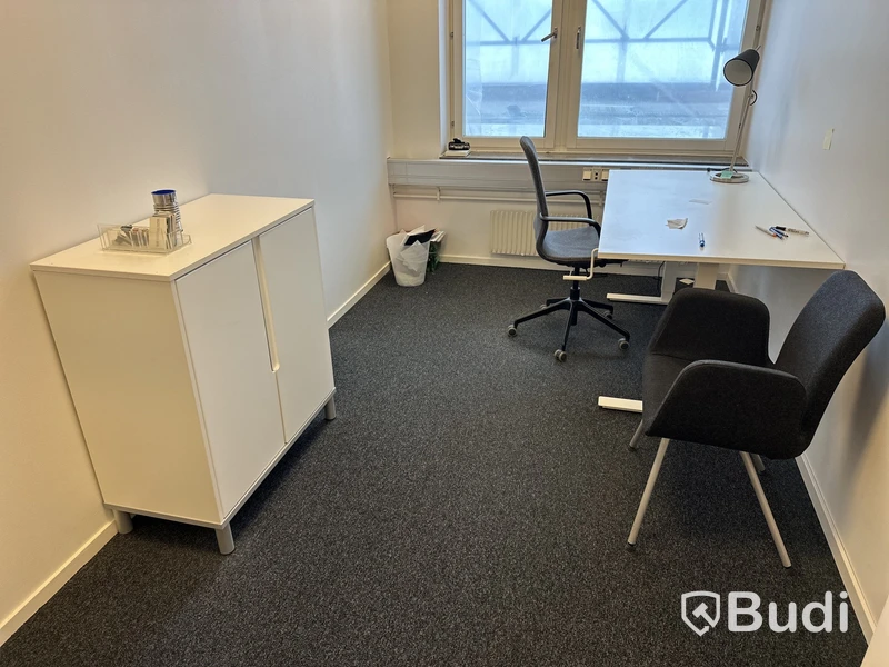 Arbetsplats vevbar höjning manuellt av bord med stol, besöksstol, lampa, skåp