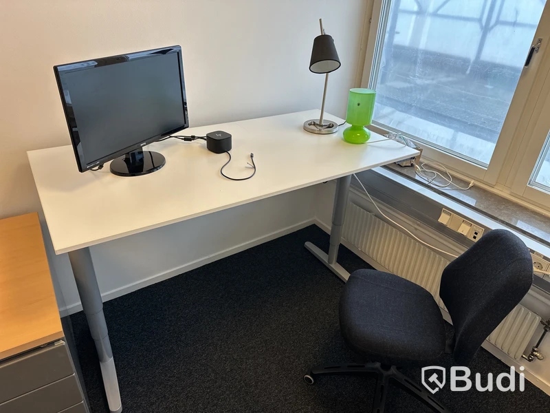 Arbetsplats elektrisk höjbart bord 160 x 80 cm kontorsstol, hurtch, skåp 85 x 43 h 95 cm, lampor, Benq 24 tum skärm hp dockningsstation