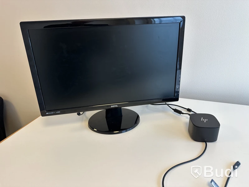 Arbetsplats elektrisk höjbart bord 160 x 80 cm kontorsstol, hurtch, skåp 85 x 43 h 95 cm, lampor, Benq 24 tum skärm hp dockningsstation