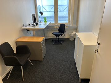 Arbetsplats elektrisk höjbart bord 160 x 80 cm kontorsstol, hurtch, skåp 85 x 43 h 95 cm, lampor, Benq 24 tum skärm hp dockningsstation 