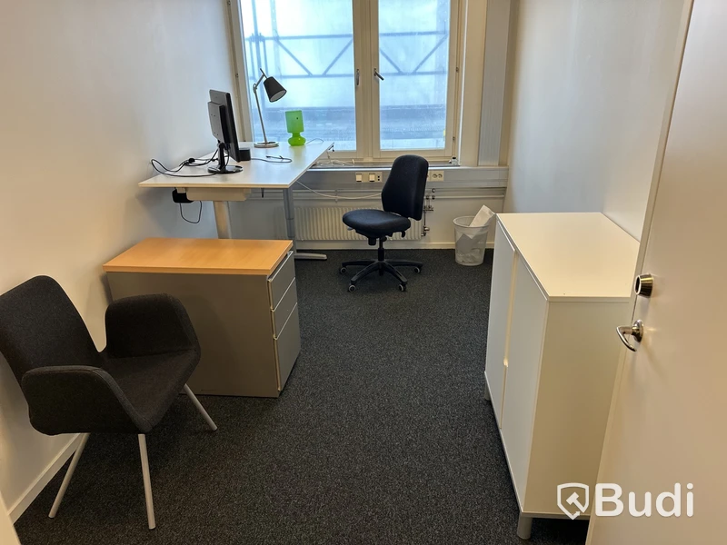 Arbetsplats elektrisk höjbart bord 160 x 80 cm kontorsstol, hurtch, skåp 85 x 43 h 95 cm, lampor, Benq 24 tum skärm hp dockningsstation