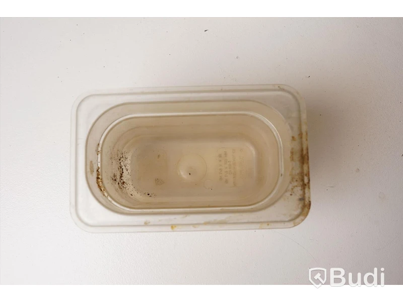 Plastkantiner, parti i olika storlekar