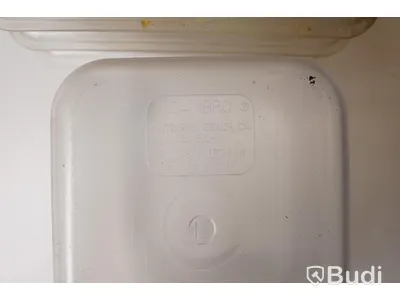 Plastkantiner, parti i olika storlekar