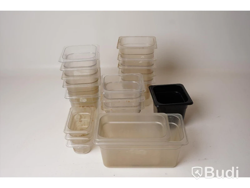 Plastkantiner, parti i olika storlekar