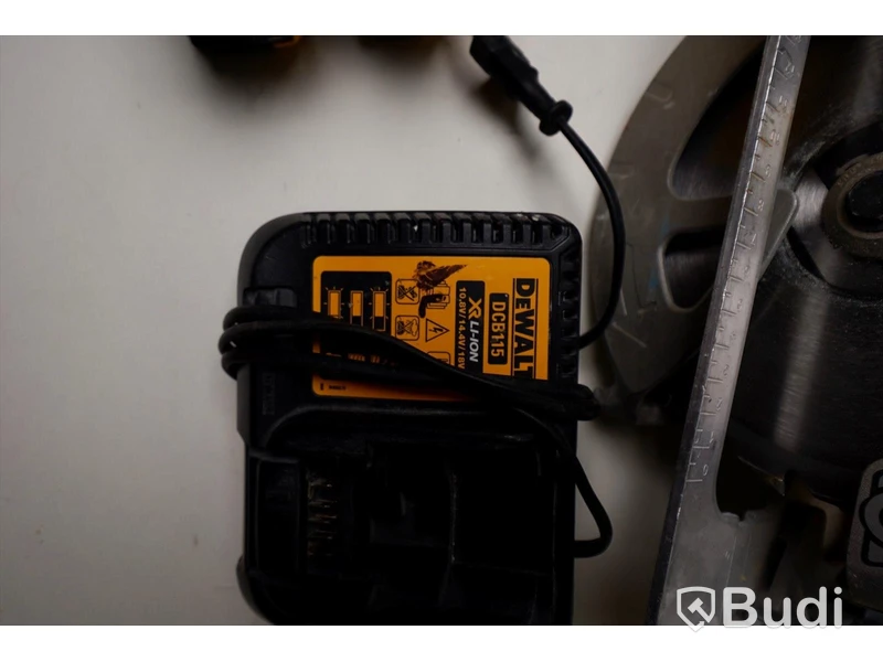 Cirkelsåg DeWALT DCS570NT med två batterier och laddare