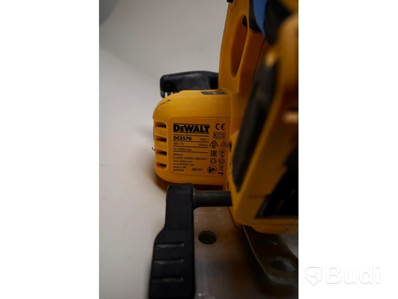 Cirkelsåg DeWALT DCS570NT med två batterier och laddare