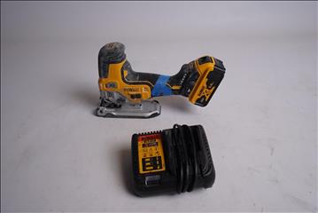 DeWalt DCS335 sticksåg inkl batteri samt laddare 