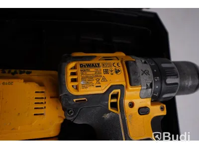 Borrskruvdragare DeWALT DCD791NT med två batterier och laddare