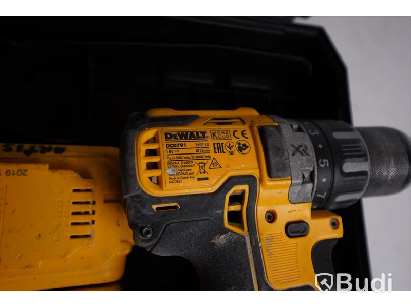 Borrskruvdragare DeWALT DCD791NT med två batterier och laddare