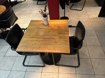 Cafébord med 2 st. Stolar