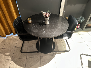 Cafébord i svart marmor med 2 st. stolar