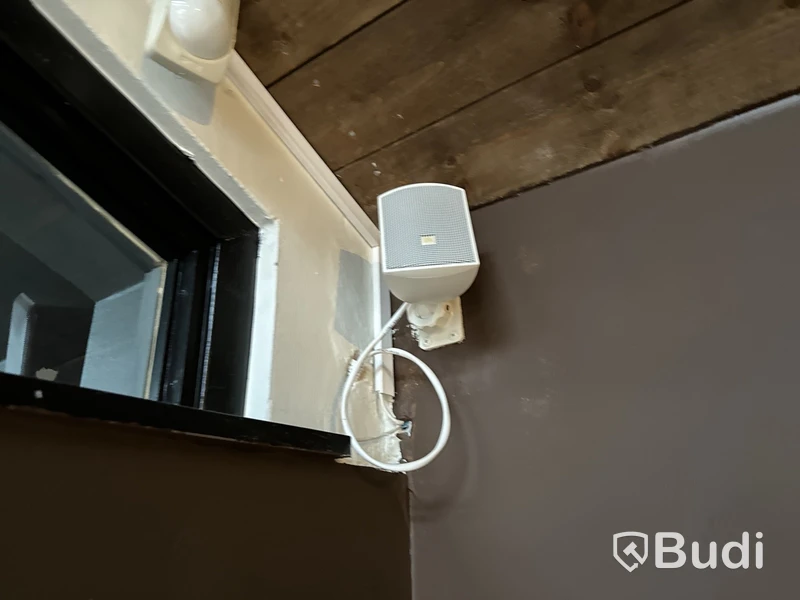 7 st. högtalare och 2 st. baslådor, JBL