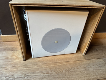 7 st. högtalare och 2 st. baslådor, JBL