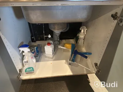 Platsbyggd diskbänk med förvaring