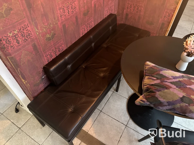 Bord, 3 st. stolar och soffa