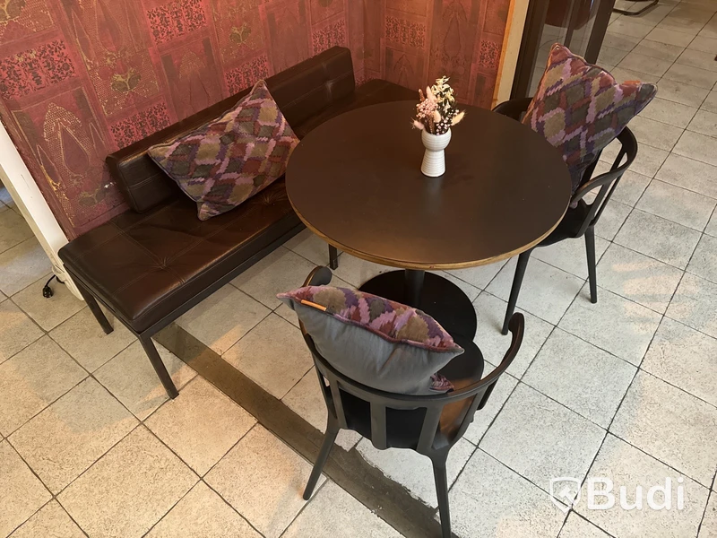 Bord, 3 st. stolar och soffa