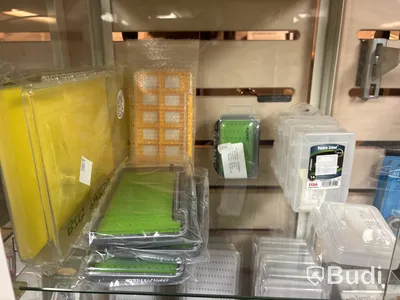 Parti flugfiskeredskap inklusive displayskåp