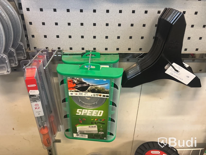 Parti trimmertråd, sågkedjor, svärd, tändstift m.m