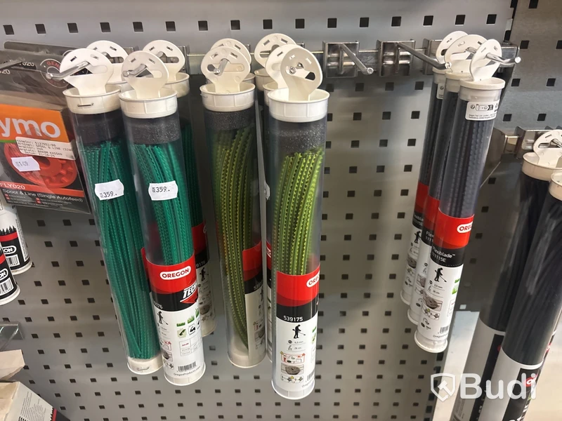 Parti trimmertråd, sågkedjor, svärd, tändstift m.m