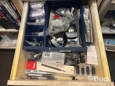 Parti trimmertråd, sågkedjor, svärd, tändstift m.m