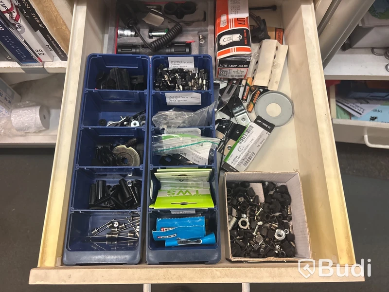 Parti trimmertråd, sågkedjor, svärd, tändstift m.m