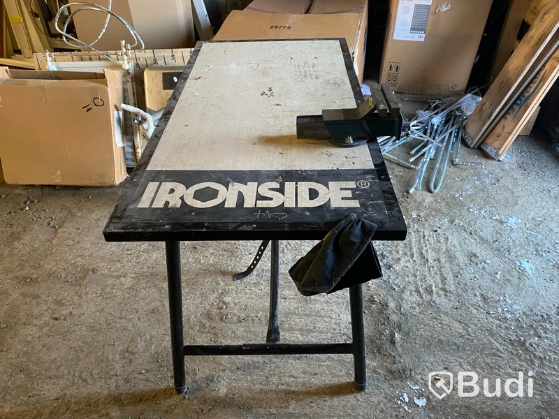 Fällbart arbetsbord med skruvstäd