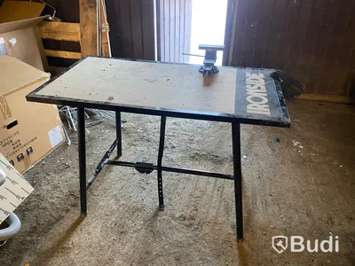 Fällbart arbetsbord med skruvstäd