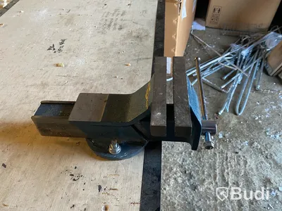 Fällbart arbetsbord med skruvstäd