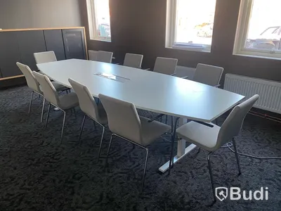 Konferensbord med 10 stolar