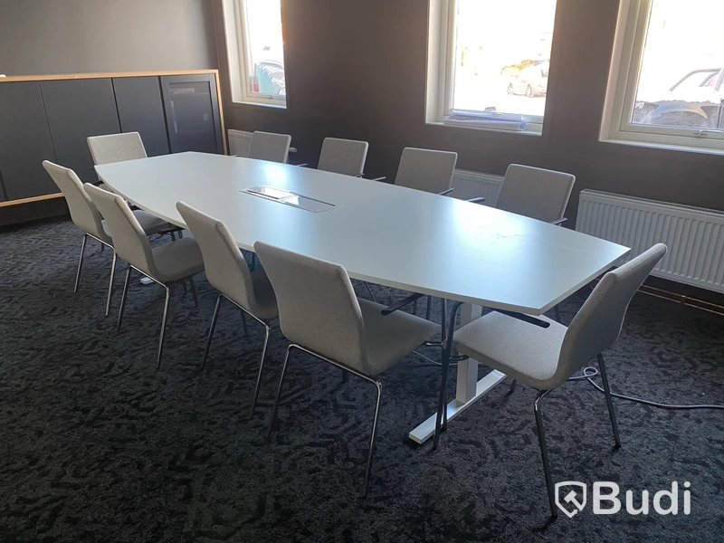 Konferensbord med 10 stolar