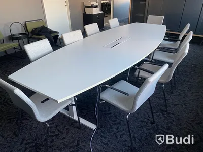 Konferensbord med 10 stolar