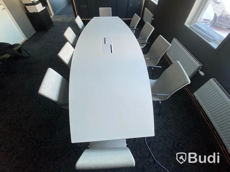 Konferensbord med 10 stolar