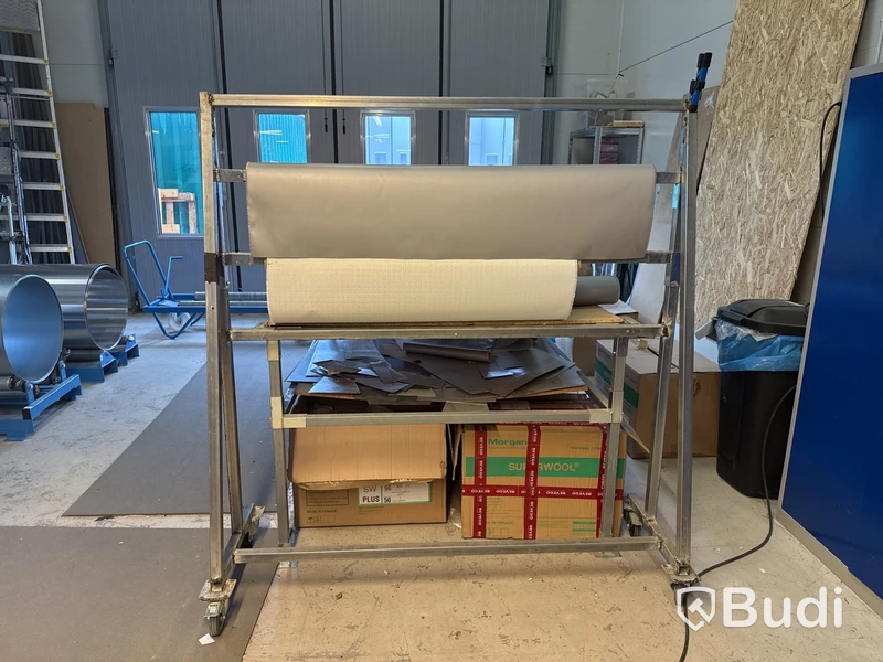 Arbetsbord med materialställ i fyrkantsprofil