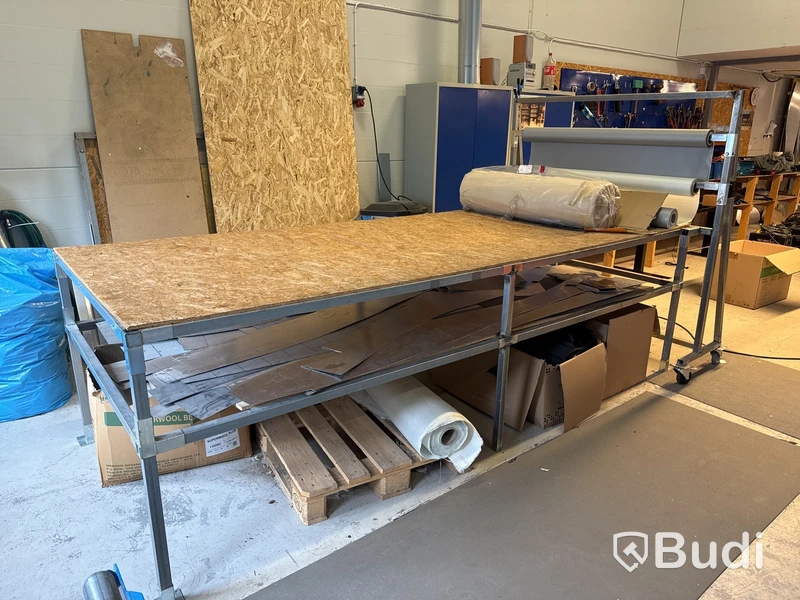 Arbetsbord med materialställ i fyrkantsprofil