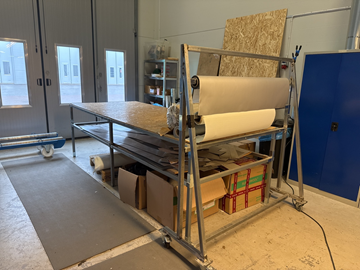Arbetsbord med materialställ i fyrkantsprofil