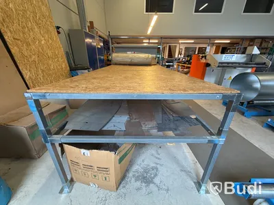 Arbetsbord med materialställ i fyrkantsprofil