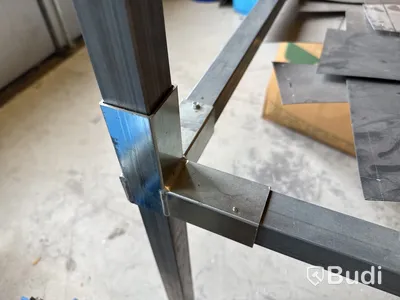 Arbetsbord med materialställ i fyrkantsprofil
