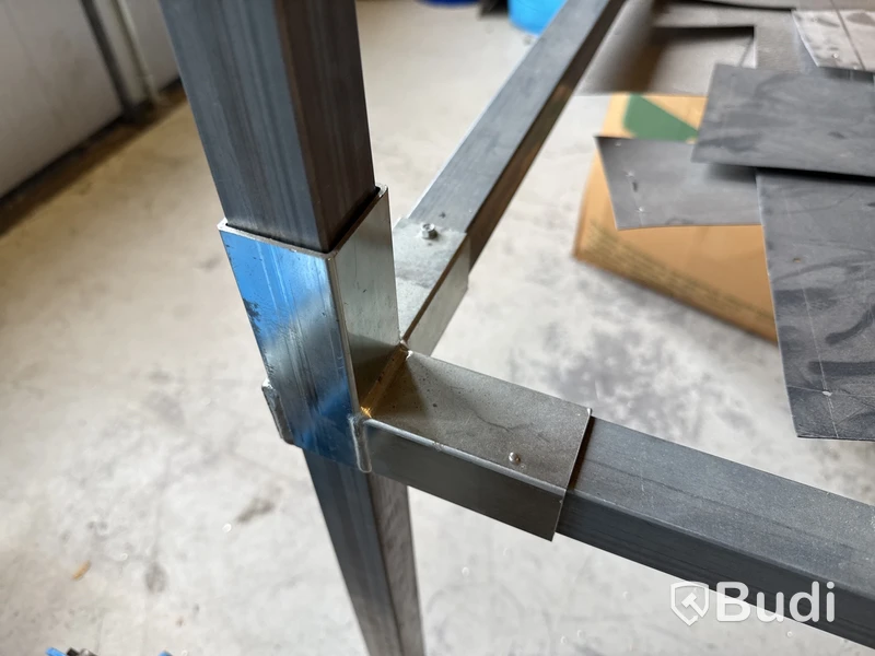Arbetsbord med materialställ i fyrkantsprofil