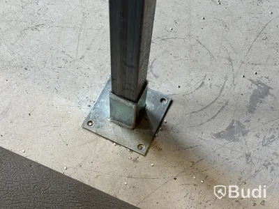 Arbetsbord med materialställ i fyrkantsprofil
