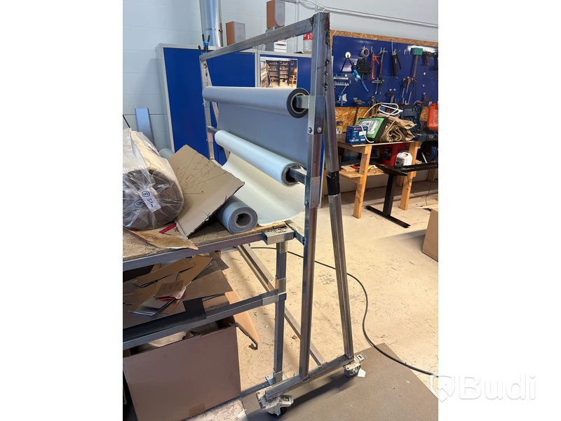 Arbetsbord med materialställ i fyrkantsprofil