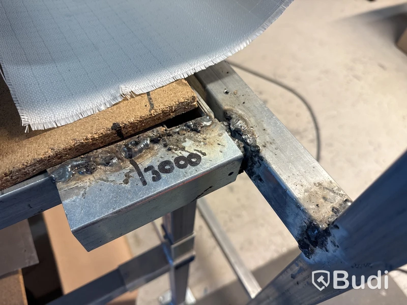 Arbetsbord med materialställ i fyrkantsprofil