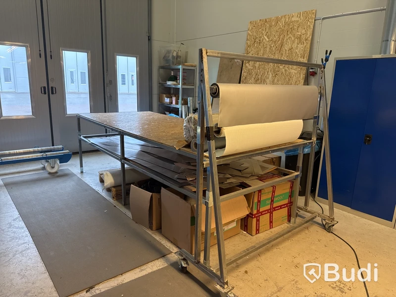 Arbetsbord med materialställ i fyrkantsprofil
