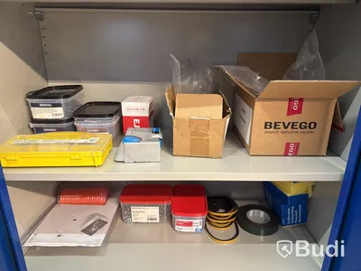 2 st plåtskåp med innehåll (bult, blindnit, plåtskruv m.m)